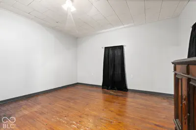 410 Main Street, English - 9