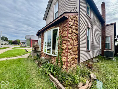 327 W 5th, Peru - 4