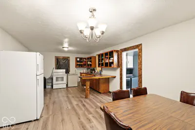 410 Main Street, English - 15