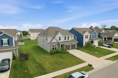 5693 Terracotta Trace, McCordsville - 45