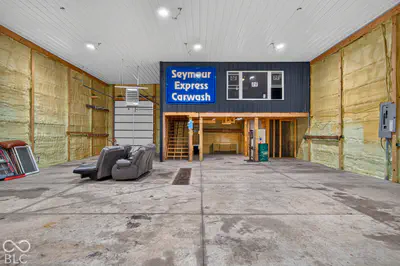 7853 County Road 1200, Seymour - 64
