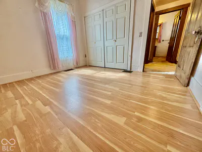 327 W 5th, Peru - 21