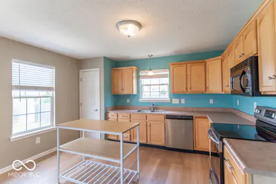 711 Bluff Creek Drive, Fortville - 11