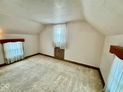 327 W 5th, Peru - 31