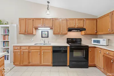 3713 N Lakeside Drive, Muncie - 21