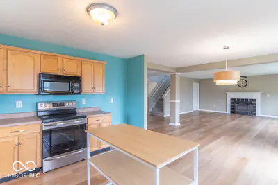 711 Bluff Creek Drive, Fortville - 9