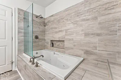 9444 N Gray Avenue, Unionville - 18