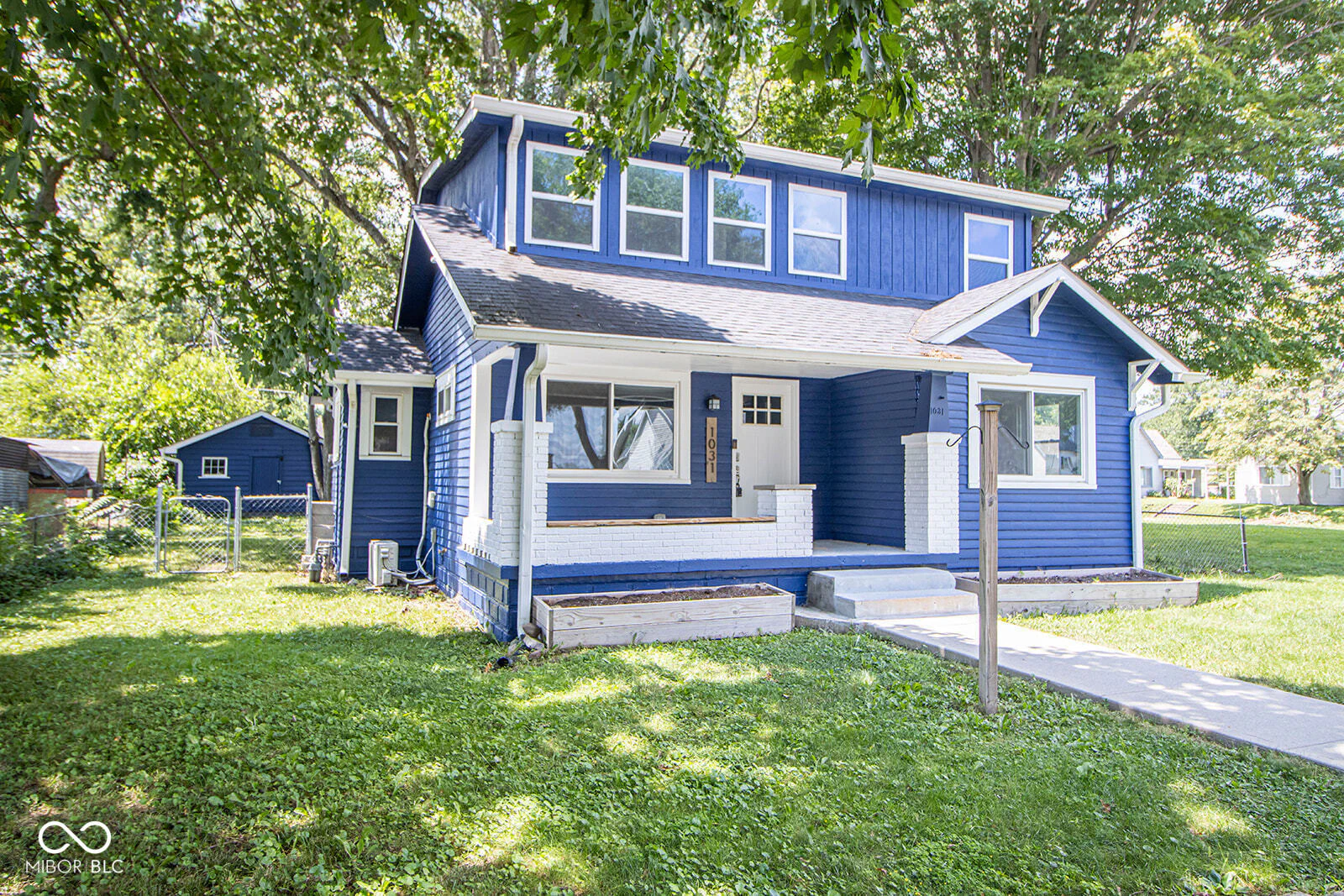1031 Walnut, Lapel