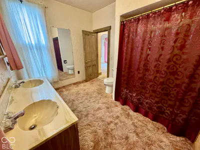 327 W 5th, Peru - 24