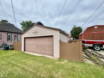 327 W 5th, Peru - 48