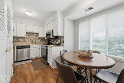 558 Hunters Drive, Carmel - 16