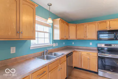 711 Bluff Creek Drive, Fortville - 10