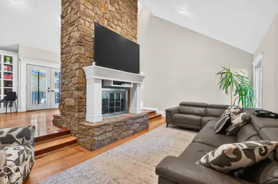1053 Goldfinch Road, Columbus - 2