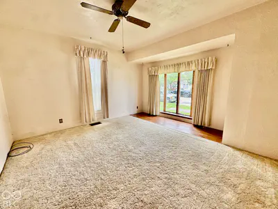 327 W 5th, Peru - 14