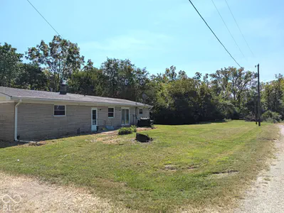 8611 700, Fountaintown - 3