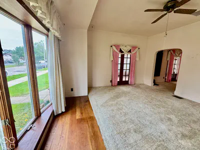 327 W 5th, Peru - 15