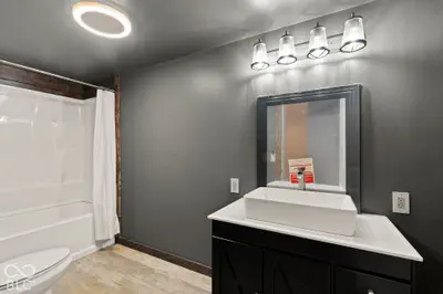 410 Main Street, English - 12