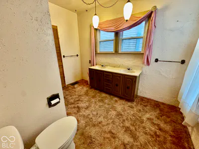 327 W 5th, Peru - 22