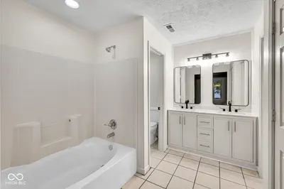 8921 Woodlark Drive, Fishers - 11