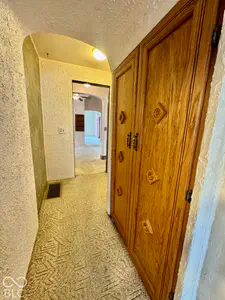 327 W 5th, Peru - 25