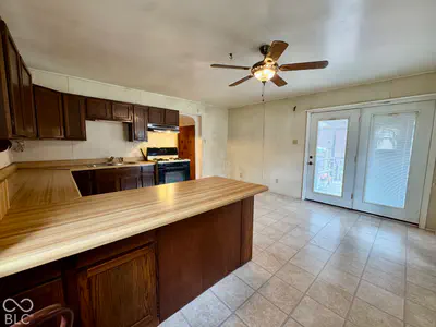 327 W 5th, Peru - 28