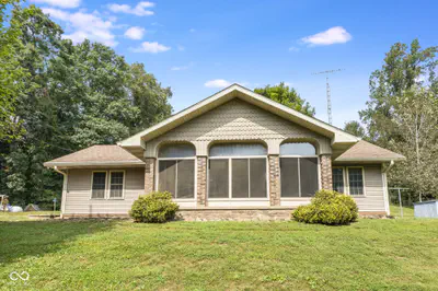 22110 Beacon Street, Metamora