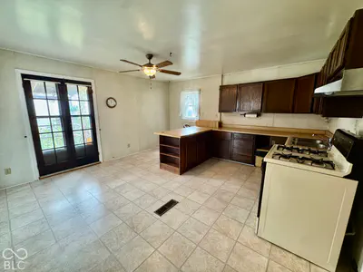327 W 5th, Peru - 27