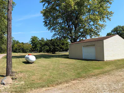 8611 700, Fountaintown - 4