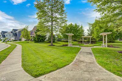 7851 Friends Creek, Avon - 33