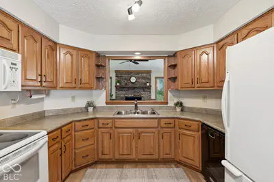 1048 Cobblefield Way, Greenfield - 16