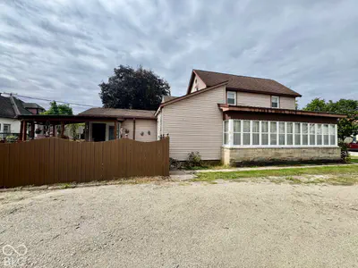 327 W 5th, Peru - 7