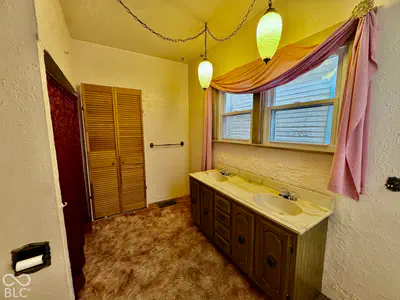 327 W 5th, Peru - 23