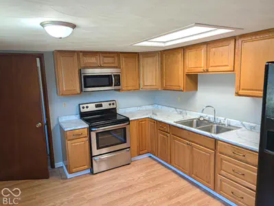 8611 700, Fountaintown - 10