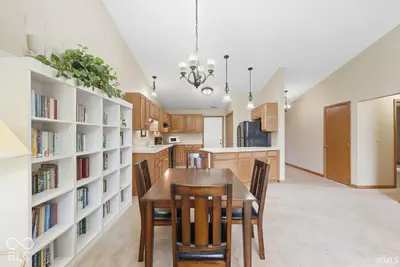 3713 N Lakeside Drive, Muncie - 14