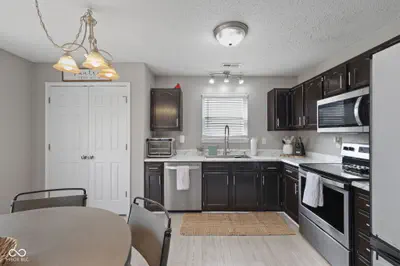 9925 Cedarstone Lane, Avon - 6