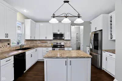 11810 Queenwood Court, Fishers - 3