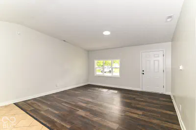 9226 Rochelle Drive, Indianapolis - 3