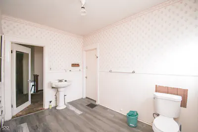 718 S Walnut Street, Seymour - 33