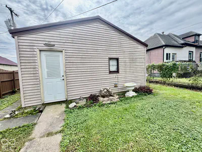 327 W 5th, Peru - 46